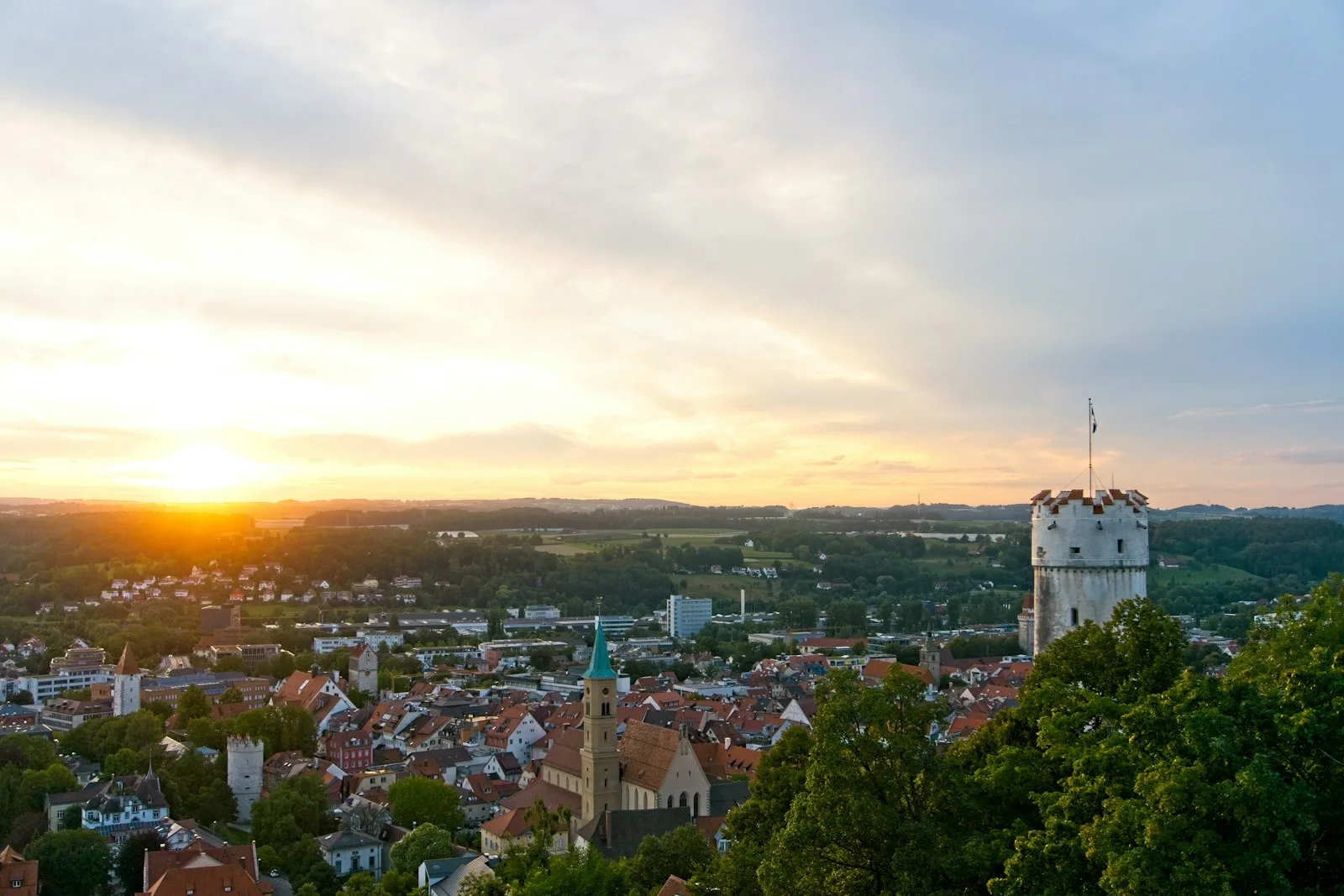 Blick über die Ravensburger Altstadt bei Sonnenuntergang mit Türmen.