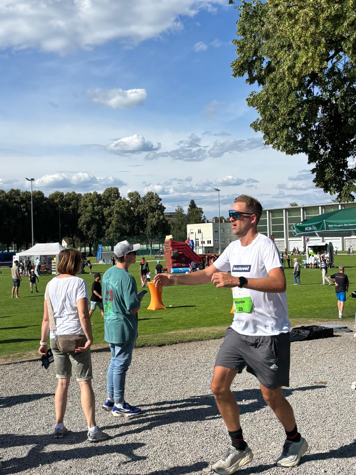 Alexander Fetscher beim econ Lauf 2025 mit hochzwei-Lauf-Trikot.