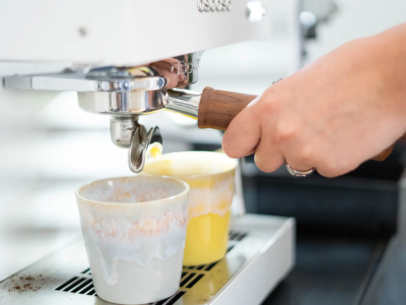 Espresso-Bezug in handgemachte Tassen.