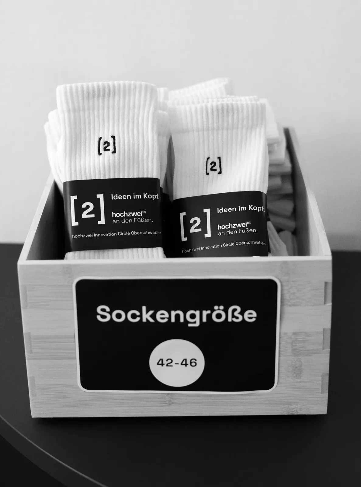 hochzwei Socken mit dem Claim: Ideen im Kopf, hochzwei an den Füßen.