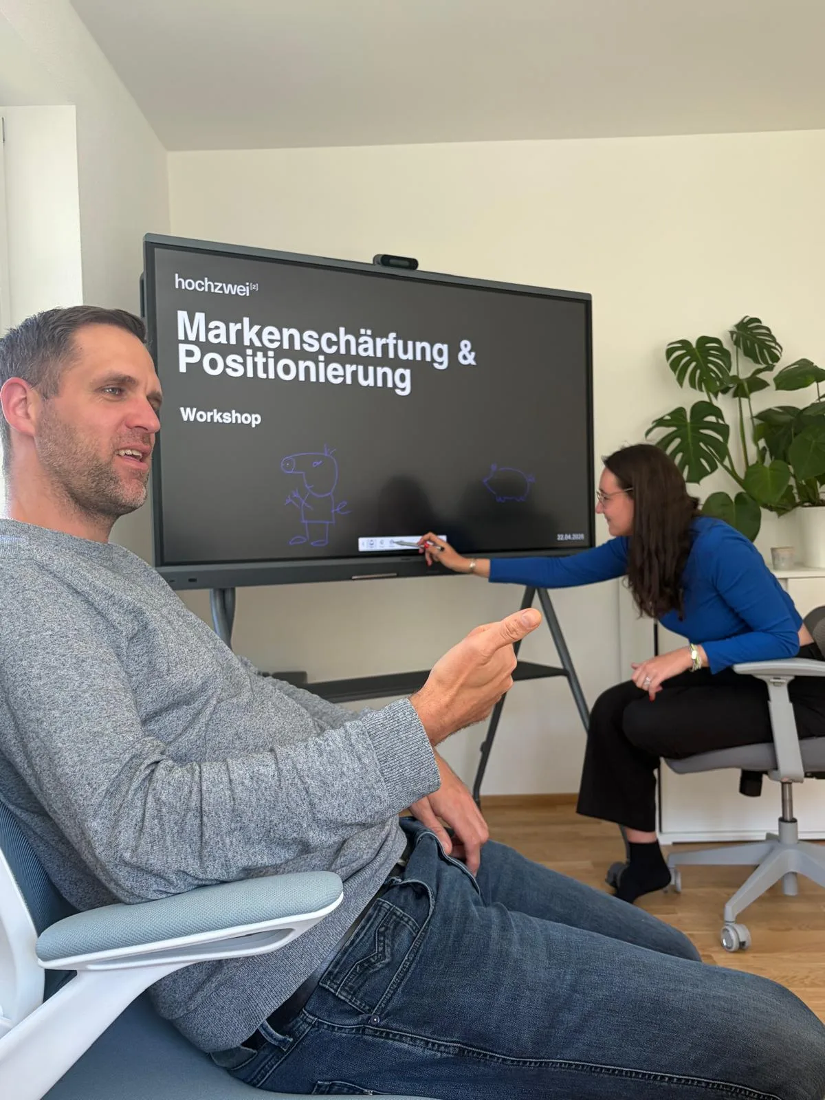 Manuel Fetscher und Selina im Markenschärfungs-Workshop, hochzwei-Büro Ravensburg.
