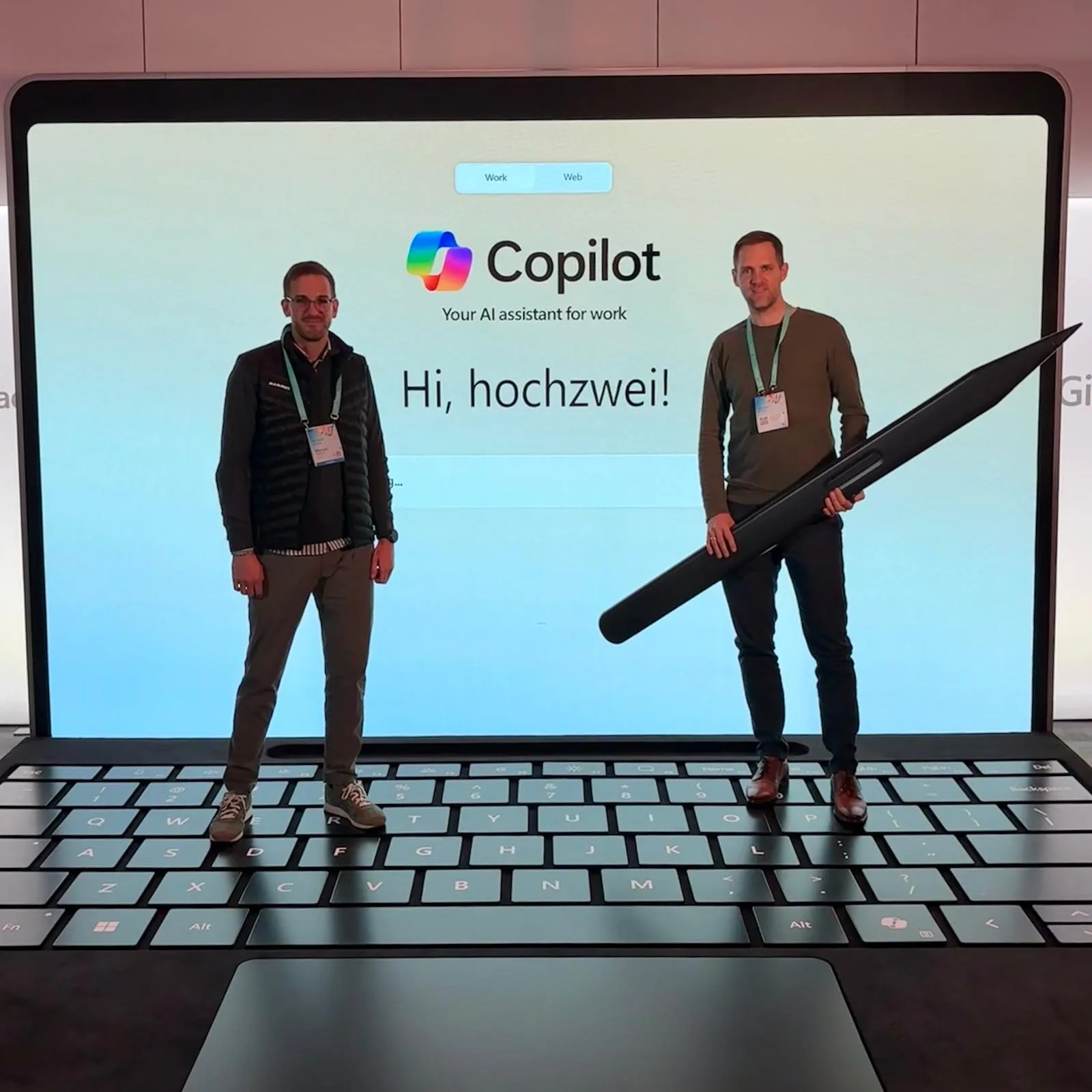 Manuel und Alexander Fetscher am Microsoft-Copilot-Stand auf einer Konferenz.