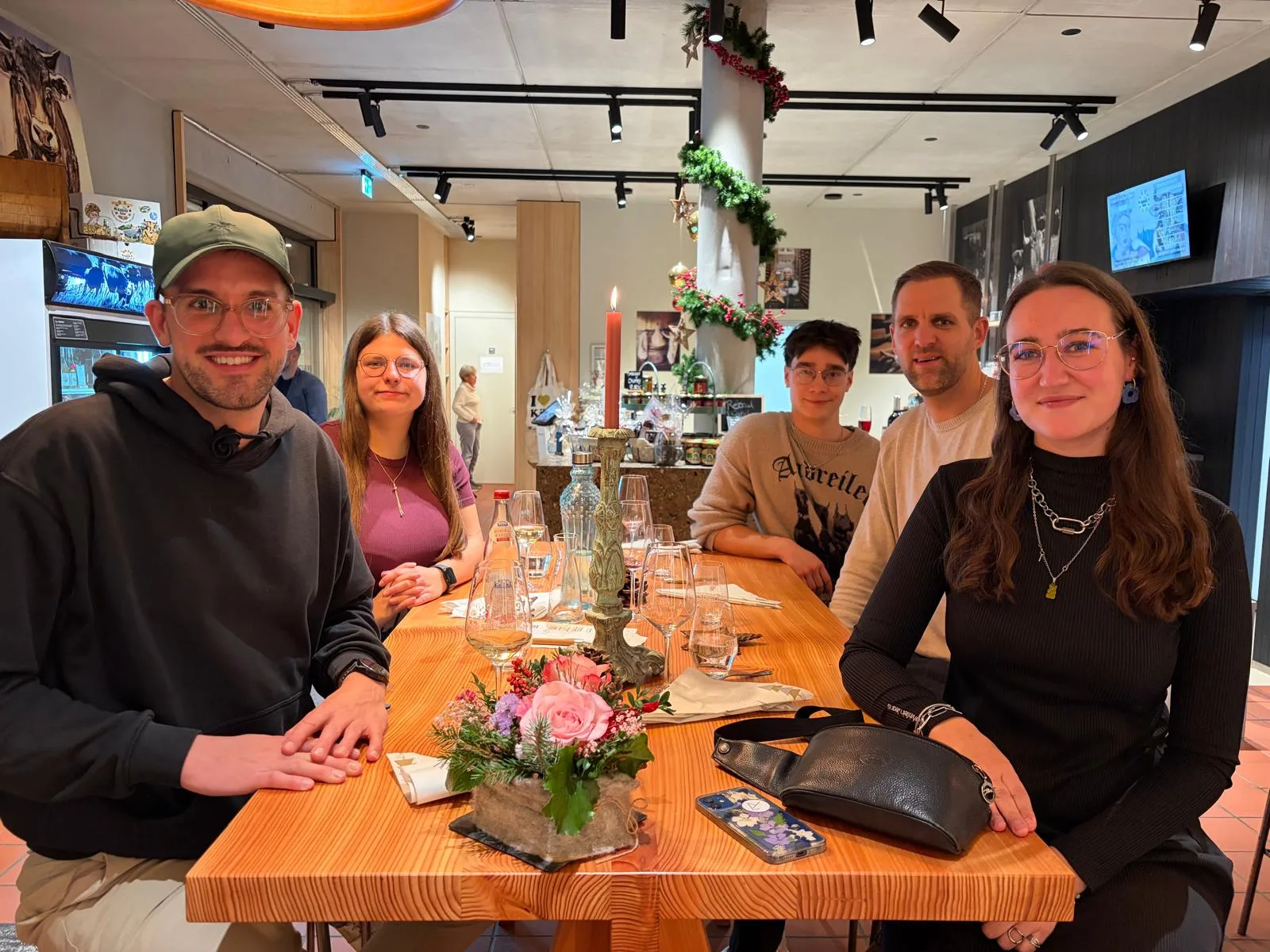 hochzwei Team beim gemeinsamen Abendessen, fünf Personen am Holztisch.