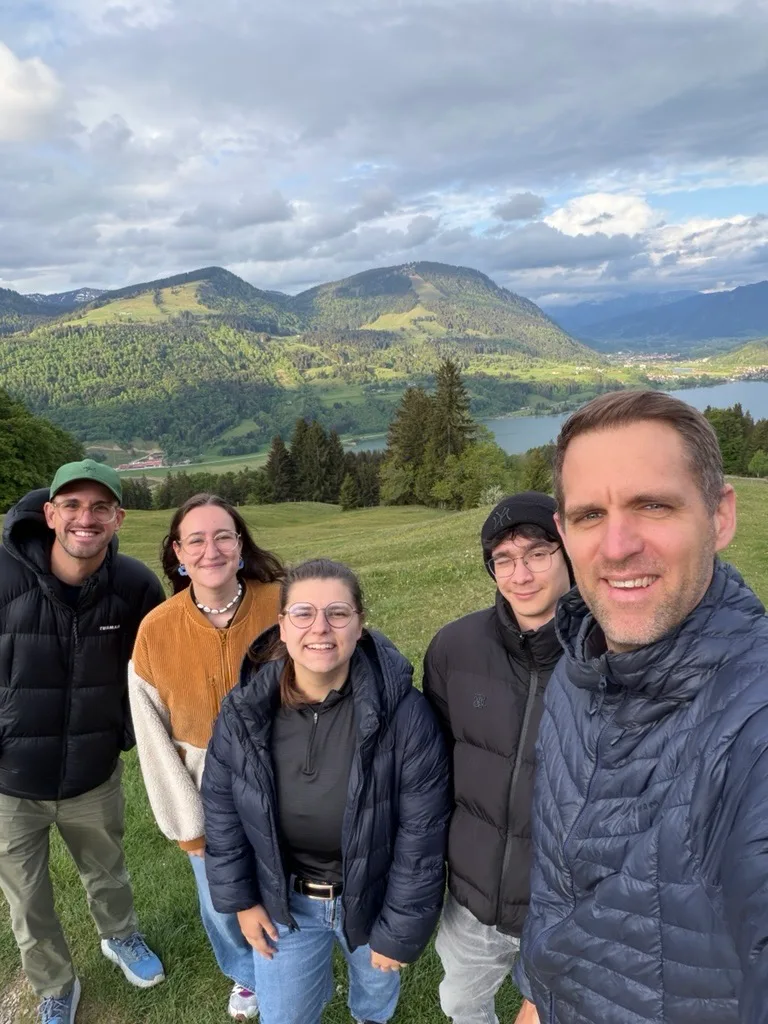 Team-Wanderung am Alpsee, Bayerische Alpen.