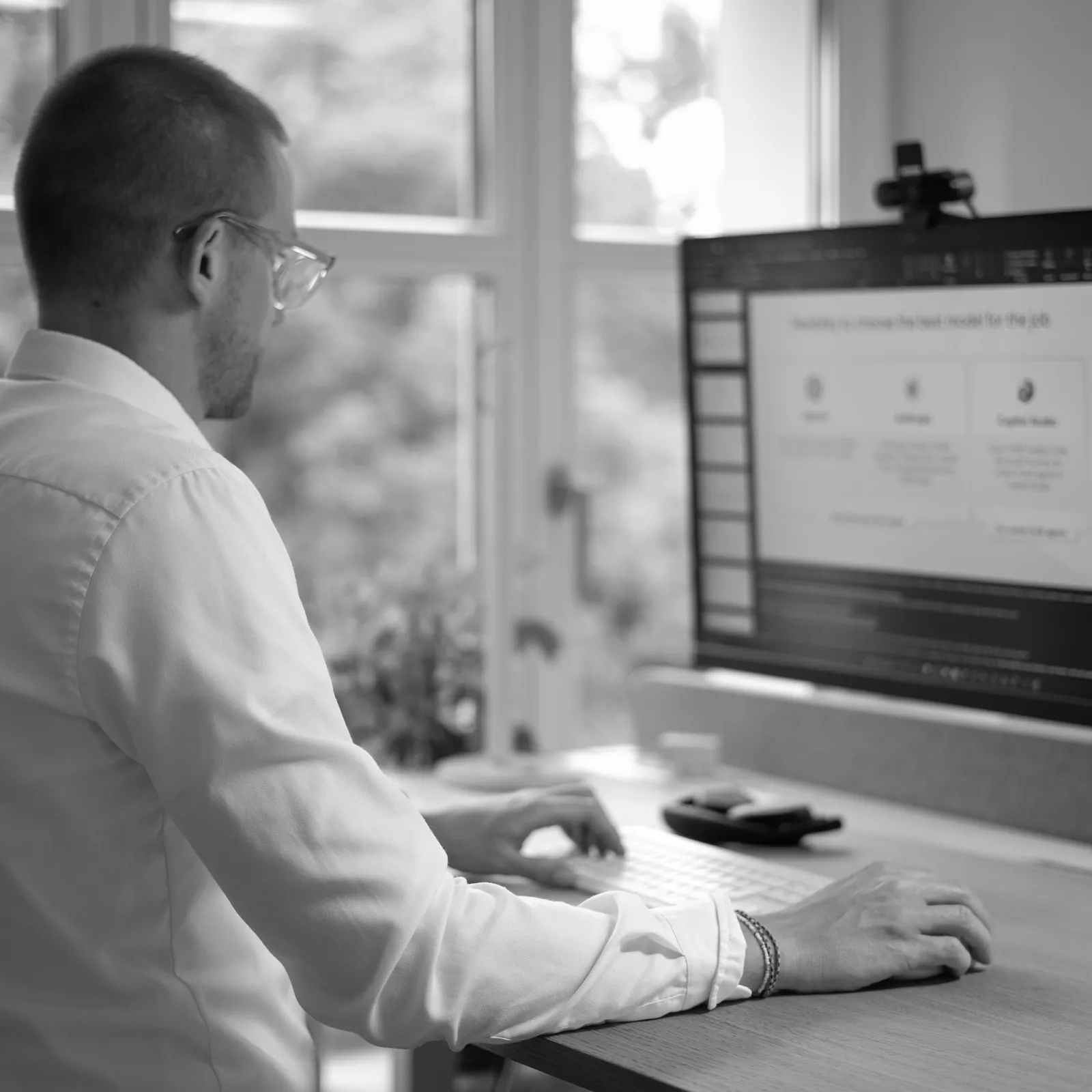 Arbeit an der Modellauswahl für Copilot Studio im hochzwei-Büro.
