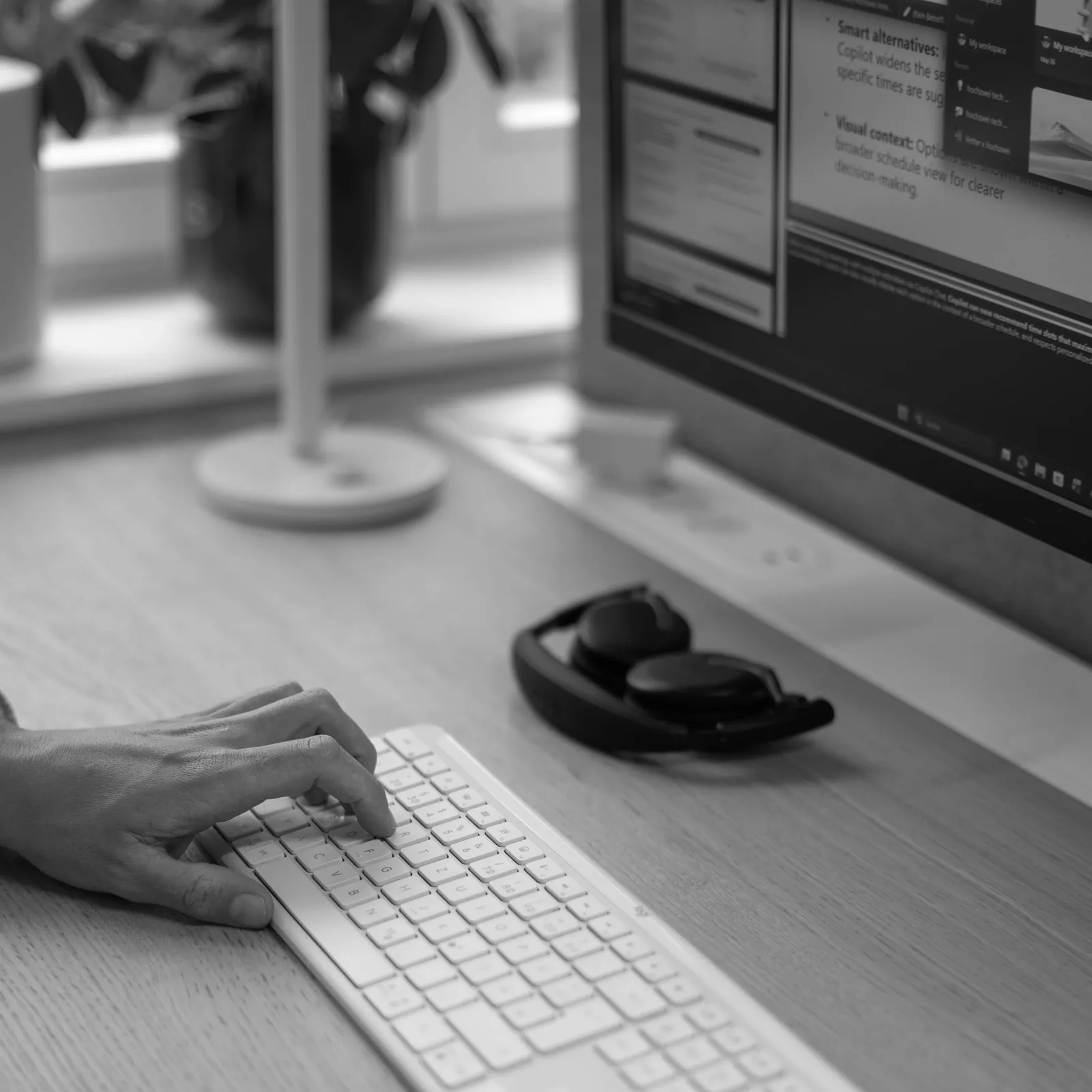 Arbeit an Defender-Signalen am Bildschirm im hochzwei-Büro.