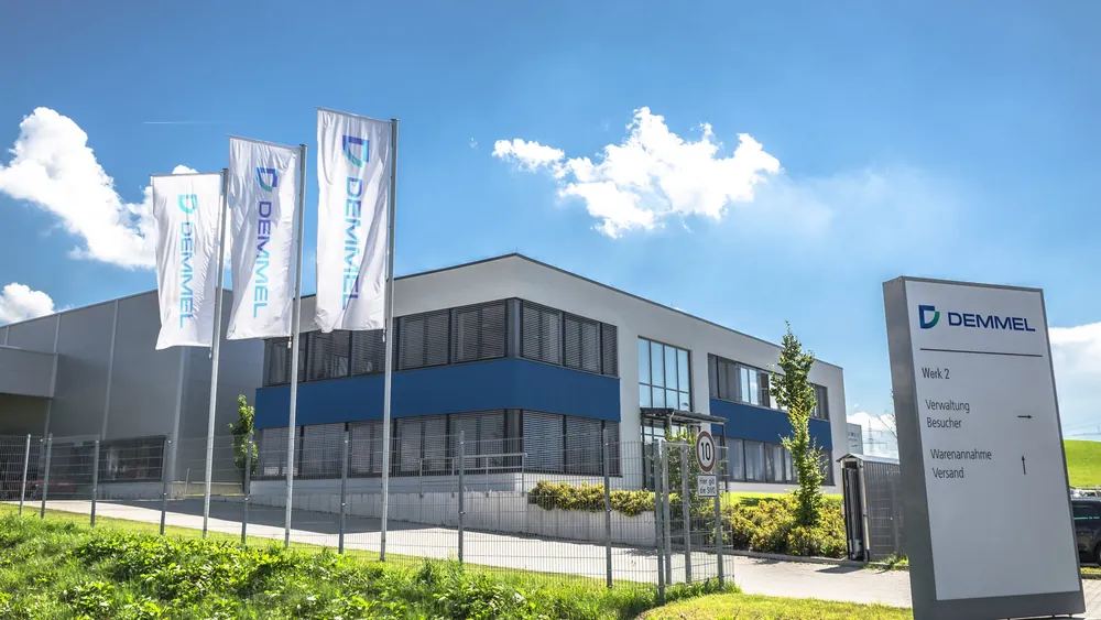 Firmengebäude der Demmel AG mit Fahnen